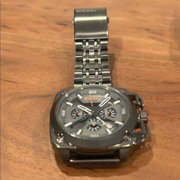 Diesel 10 Bar Men’s Watch with orange accents.  In working order. No extra links - Picture 3 of 4